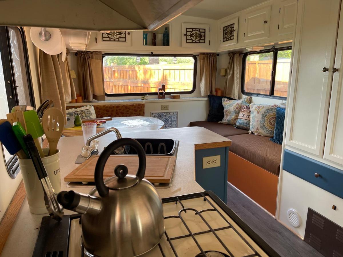 So Damn Lucky Glamping Hotel Ucluelet Exterior foto