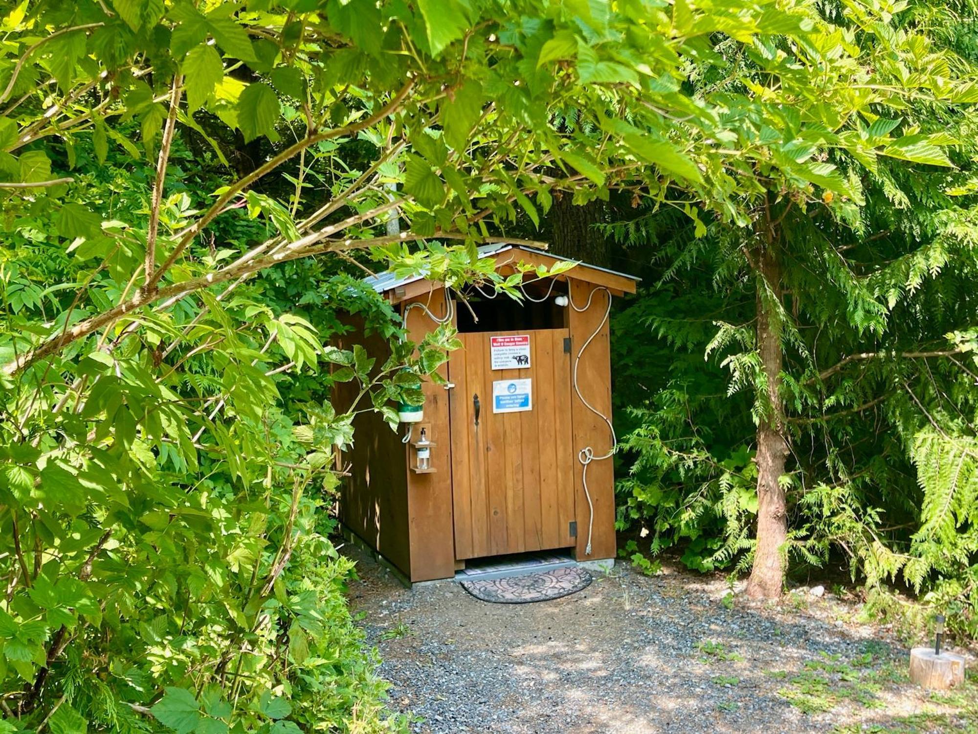 So Damn Lucky Glamping Hotel Ucluelet Exterior foto